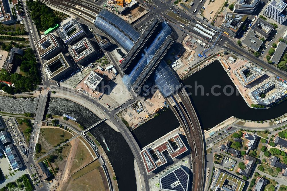 Vertical aerial photograph Berlin - Vertical aerial view from the satellite perspective of the track progress and building of the main station of the railway in Berlin, Germany