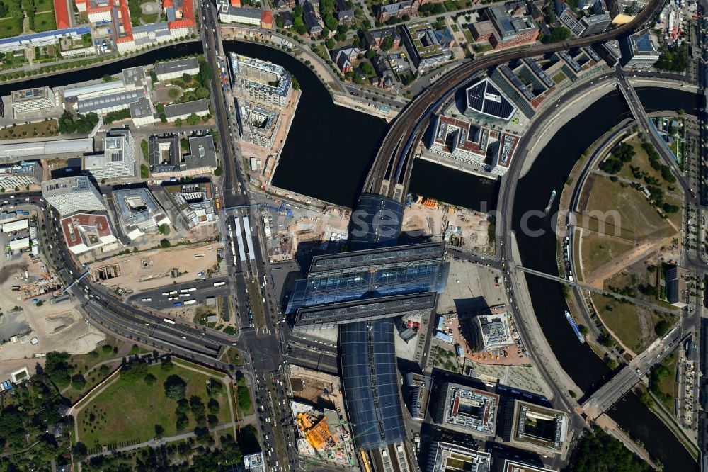 Vertical aerial photograph Berlin - Vertical aerial view from the satellite perspective of the track progress and building of the main station of the railway in Berlin, Germany