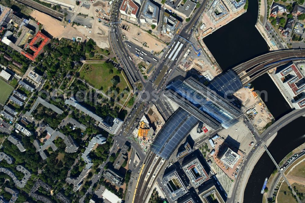 Vertical aerial photograph Berlin - Vertical aerial view from the satellite perspective of the track progress and building of the main station of the railway in Berlin, Germany