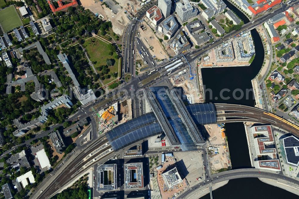 Vertical aerial photograph Berlin - Vertical aerial view from the satellite perspective of the track progress and building of the main station of the railway in Berlin, Germany