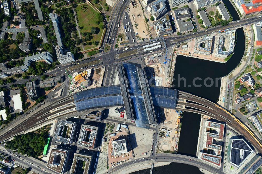 Vertical aerial photograph Berlin - Vertical aerial view from the satellite perspective of the track progress and building of the main station of the railway in Berlin, Germany