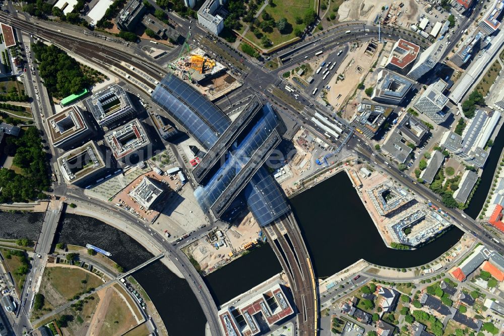 Vertical aerial photograph Berlin - Vertical aerial view from the satellite perspective of the track progress and building of the main station of the railway in Berlin, Germany