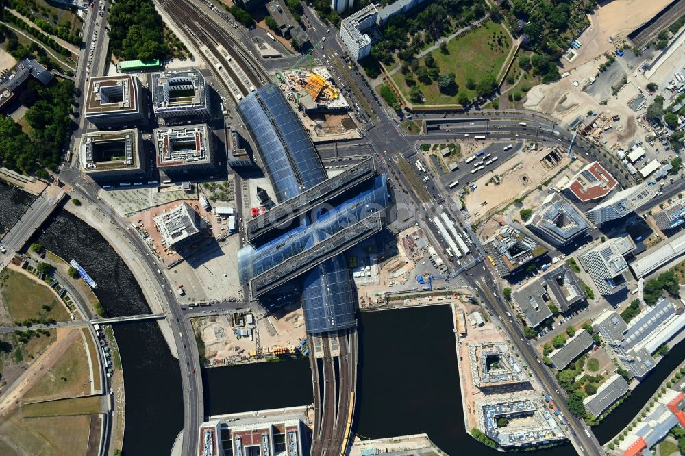 Vertical aerial photograph Berlin - Vertical aerial view from the satellite perspective of the track progress and building of the main station of the railway in Berlin, Germany