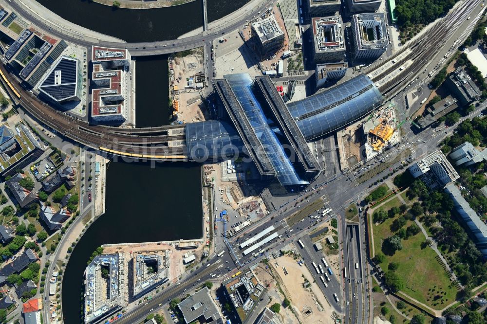 Vertical aerial photograph Berlin - Vertical aerial view from the satellite perspective of the track progress and building of the main station of the railway in Berlin, Germany