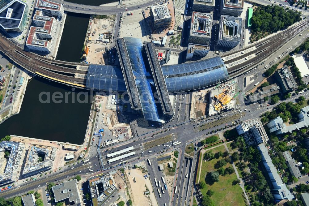 Vertical aerial photograph Berlin - Vertical aerial view from the satellite perspective of the track progress and building of the main station of the railway in Berlin, Germany