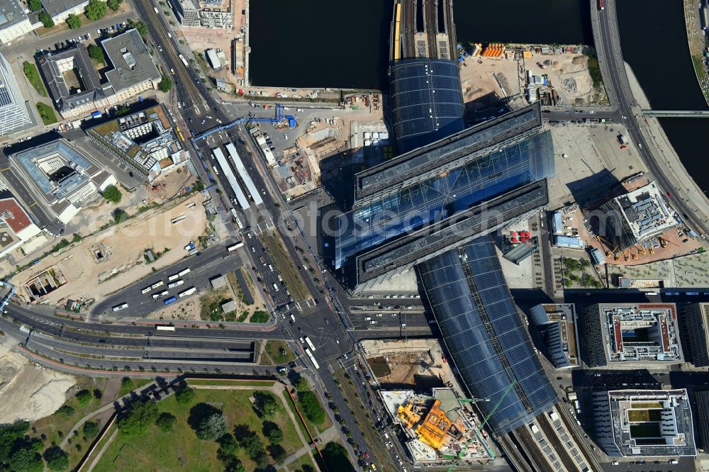 Vertical aerial photograph Berlin - Vertical aerial view from the satellite perspective of the track progress and building of the main station of the railway in Berlin, Germany