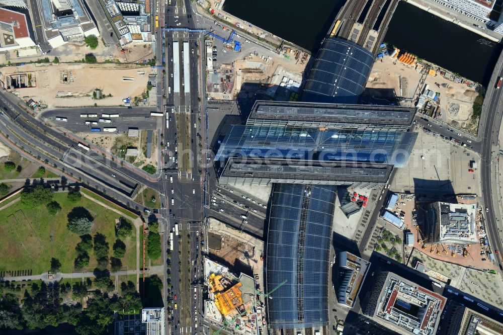 Vertical aerial photograph Berlin - Vertical aerial view from the satellite perspective of the track progress and building of the main station of the railway in Berlin, Germany