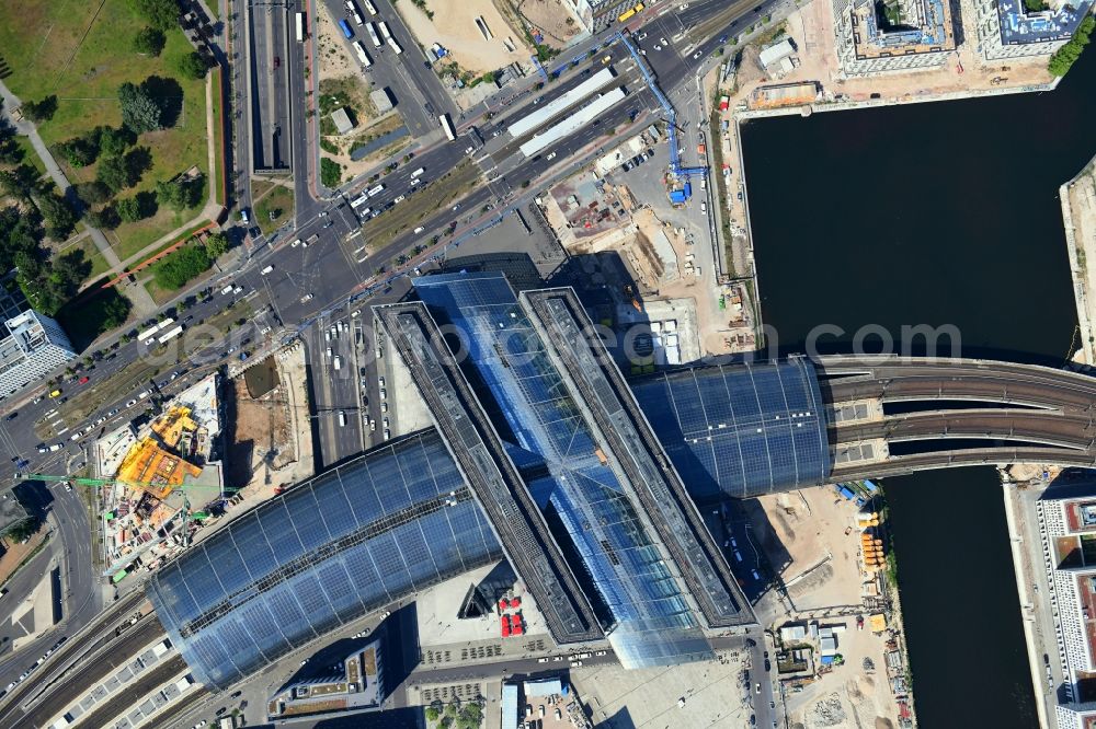 Vertical aerial photograph Berlin - Vertical aerial view from the satellite perspective of the track progress and building of the main station of the railway in Berlin, Germany