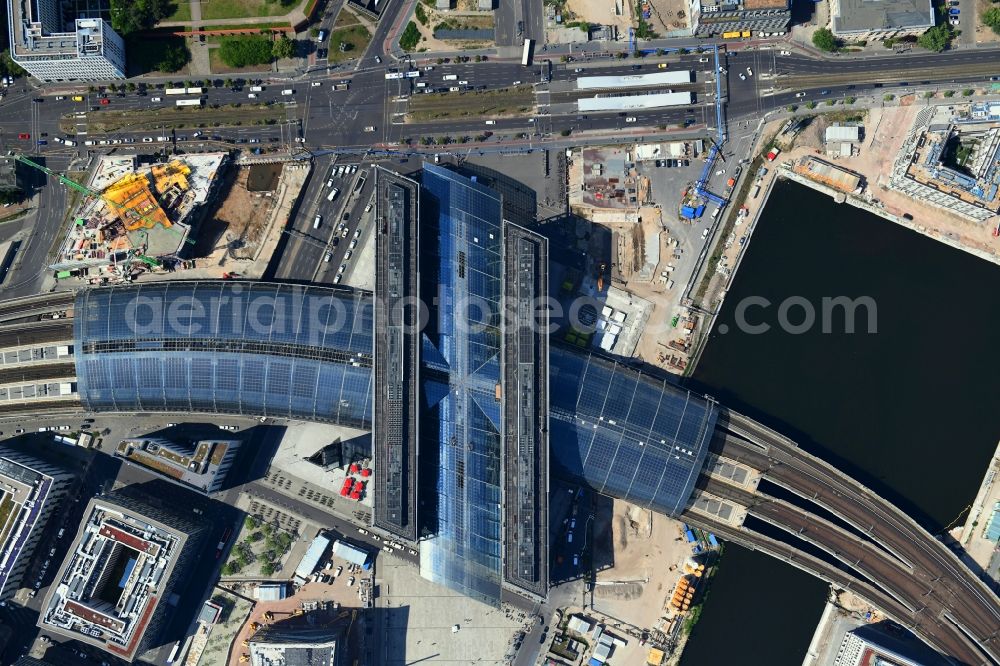 Vertical aerial photograph Berlin - Vertical aerial view from the satellite perspective of the track progress and building of the main station of the railway in Berlin, Germany