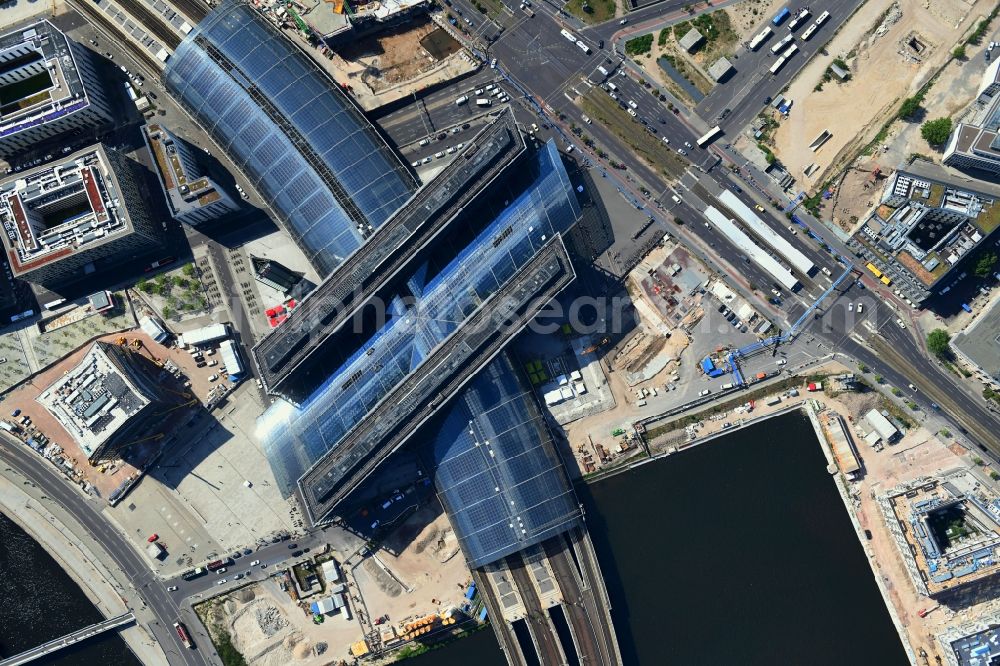 Vertical aerial photograph Berlin - Vertical aerial view from the satellite perspective of the track progress and building of the main station of the railway in Berlin, Germany