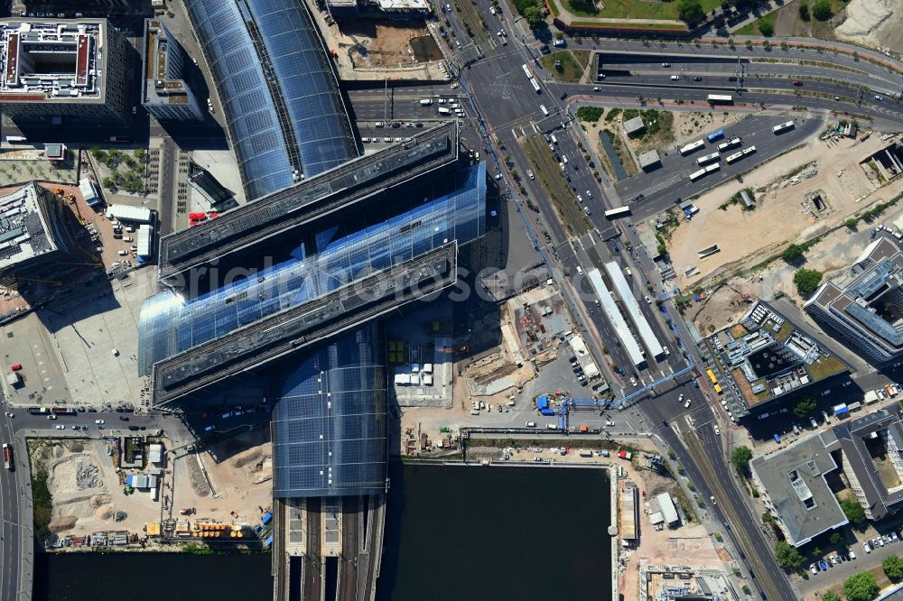 Vertical aerial photograph Berlin - Vertical aerial view from the satellite perspective of the track progress and building of the main station of the railway in Berlin, Germany