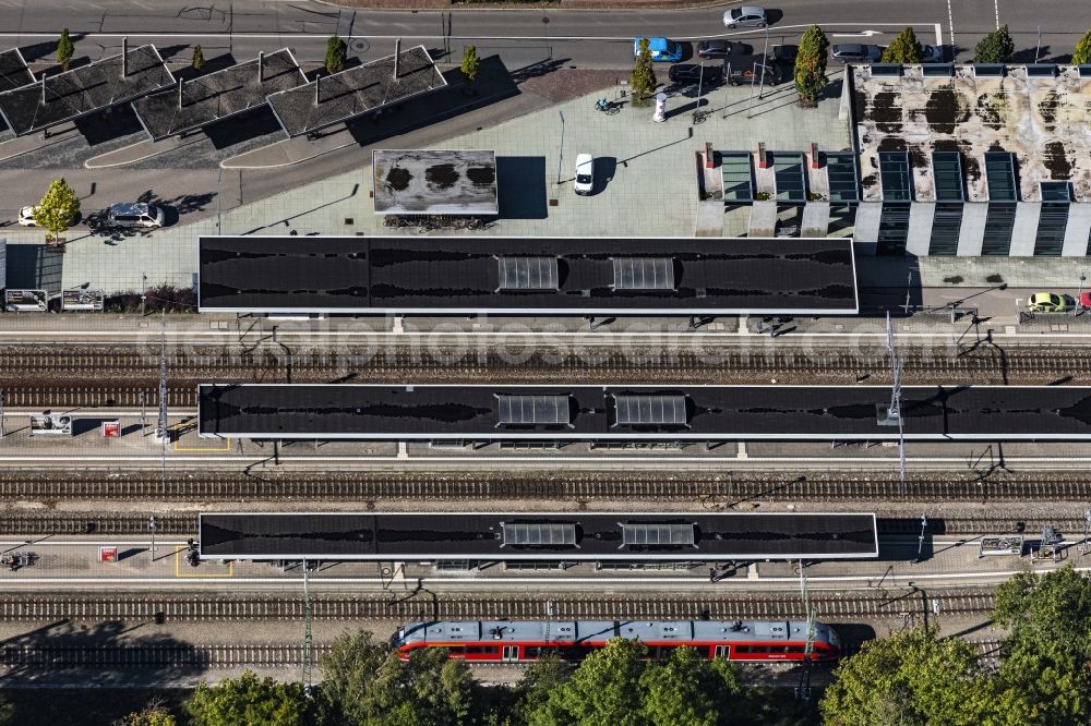 Vertical aerial photograph Memmingen - Vertical aerial view from the satellite perspective of the station railway building of the Deutsche Bahn in Memmingen in the state Bavaria, Germany