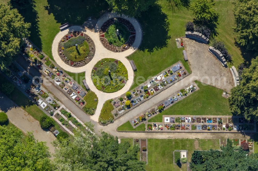 Vertical aerial photograph Sprockhövel - Vertical aerial view from the satellite perspective of the grave rows on the grounds of the cemetery on street Otto Hagemann Strasse in Sprockhoevel in the state North Rhine-Westphalia, Germany