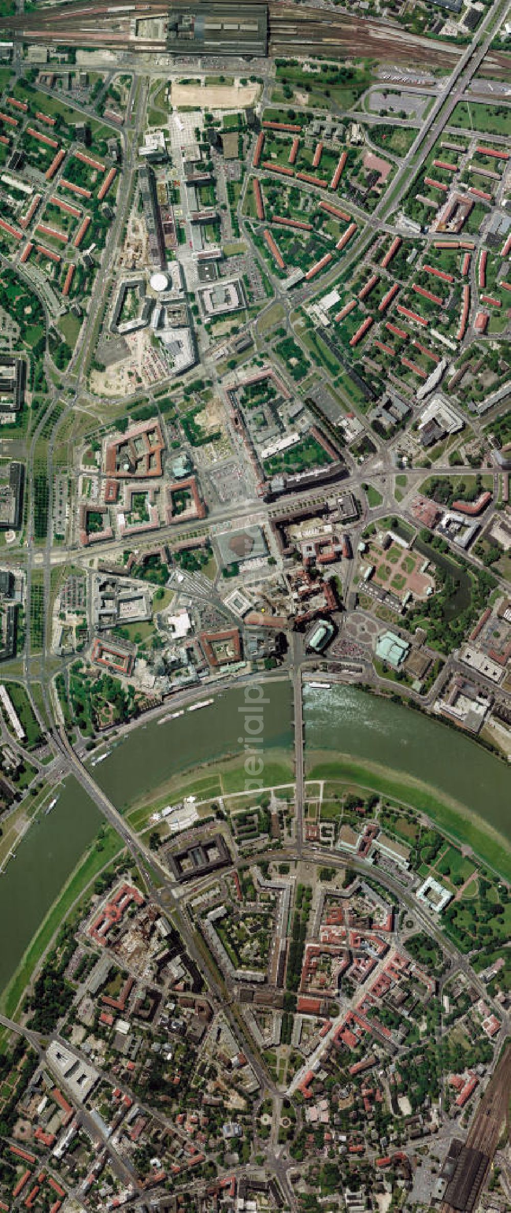 Vertical aerial photograph DRESDEN - Historische Satellitenperspektive / Senkrechtluftbild auf den Dresdner Altstadtkern an der Elbe. Vom Bereich des Hauptbahnhofes, der Prager Strasse bis hin zum Bereich der inneren Altstadt mit der Baustelle zum Wiederaufbau der Dresdner Frauenkirche und Stadtschloß.