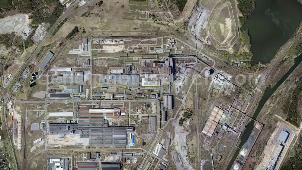 Vertical aerial photograph Eisenhüttenstadt - Vertical aerial view from the industrial area and premises of the ArcelorMittal steel plant in Eisenhuettenstadt in the federal state of Brandenburg. The production of Linde Gas production company are located on the premises