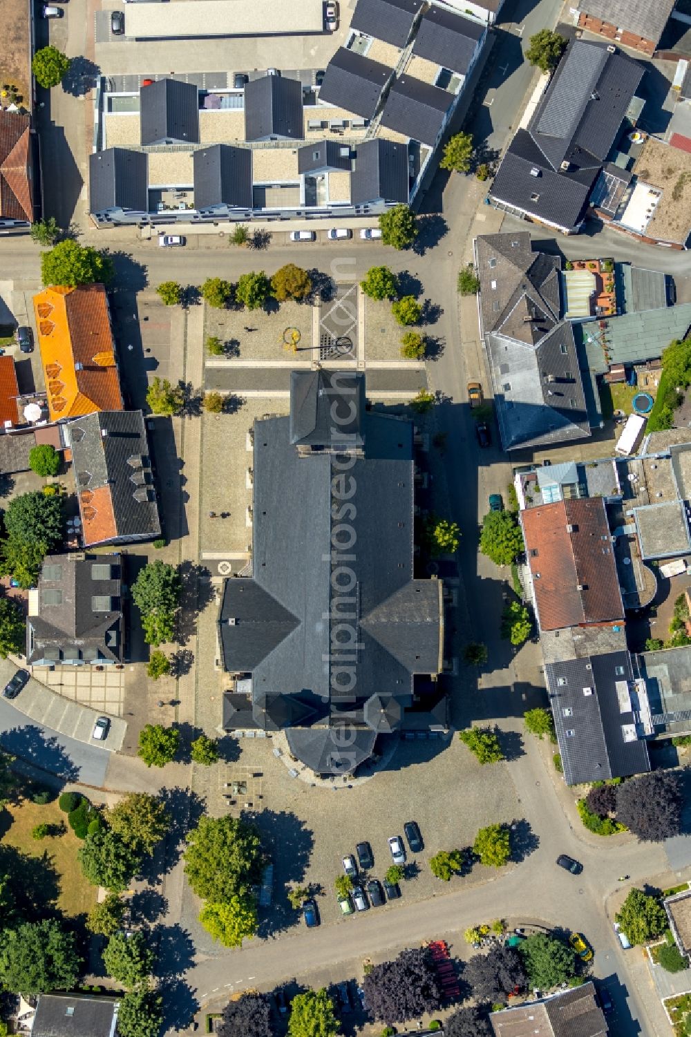 Vertical aerial photograph Wadersloh - Vertical aerial view from the satellite perspective of the Church building St. Margareta on Kirchplatz in Wadersloh in the state North Rhine-Westphalia, Germany