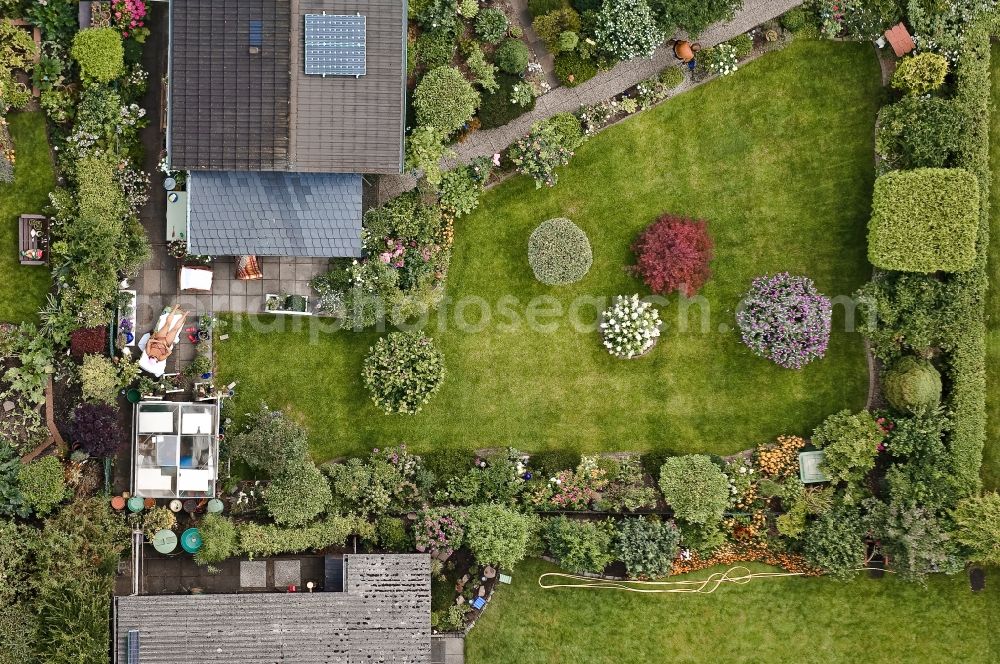 Vertical aerial photograph Köln - Vertical aerial view from the satellite perspective of a garden colony in the district Hoenningen in Cologne in the state North Rhine-Westphalia, Germany