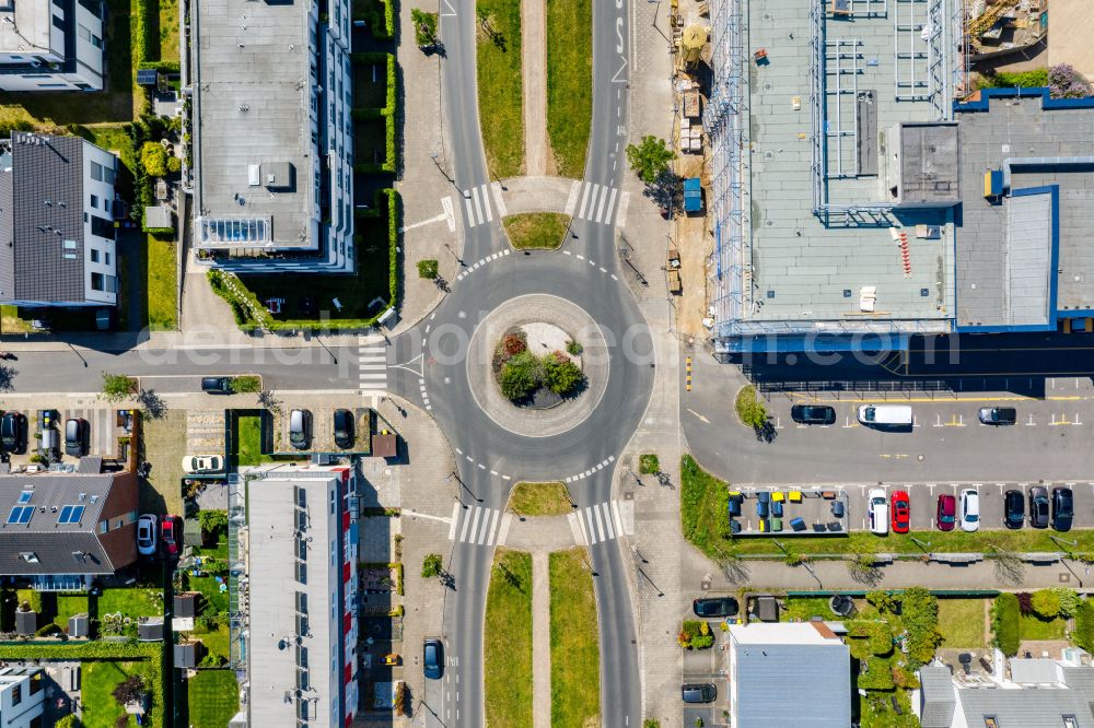 Vertical aerial photograph Köln - Vertical aerial view from the satellite perspective of the traffic management of the roundabout road on street Unter Linden in the district Widdersdorf in Cologne in the state North Rhine-Westphalia, Germany