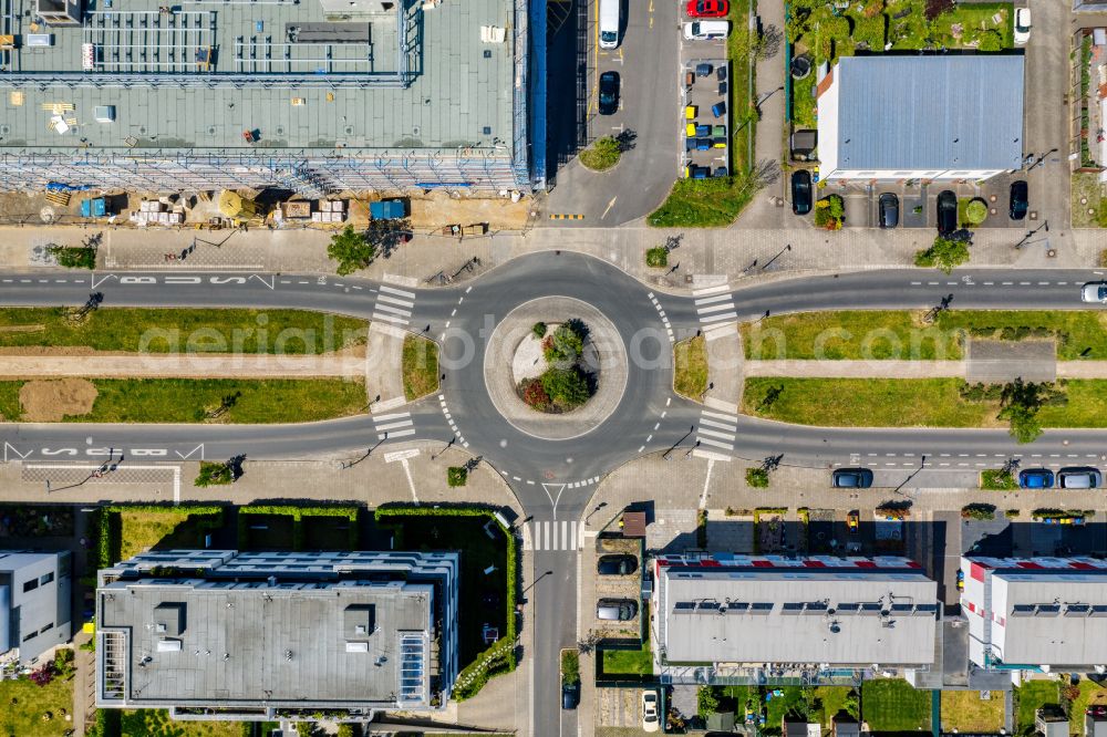 Vertical aerial photograph Köln - Vertical aerial view from the satellite perspective of the traffic management of the roundabout road on street Unter Linden in the district Widdersdorf in Cologne in the state North Rhine-Westphalia, Germany