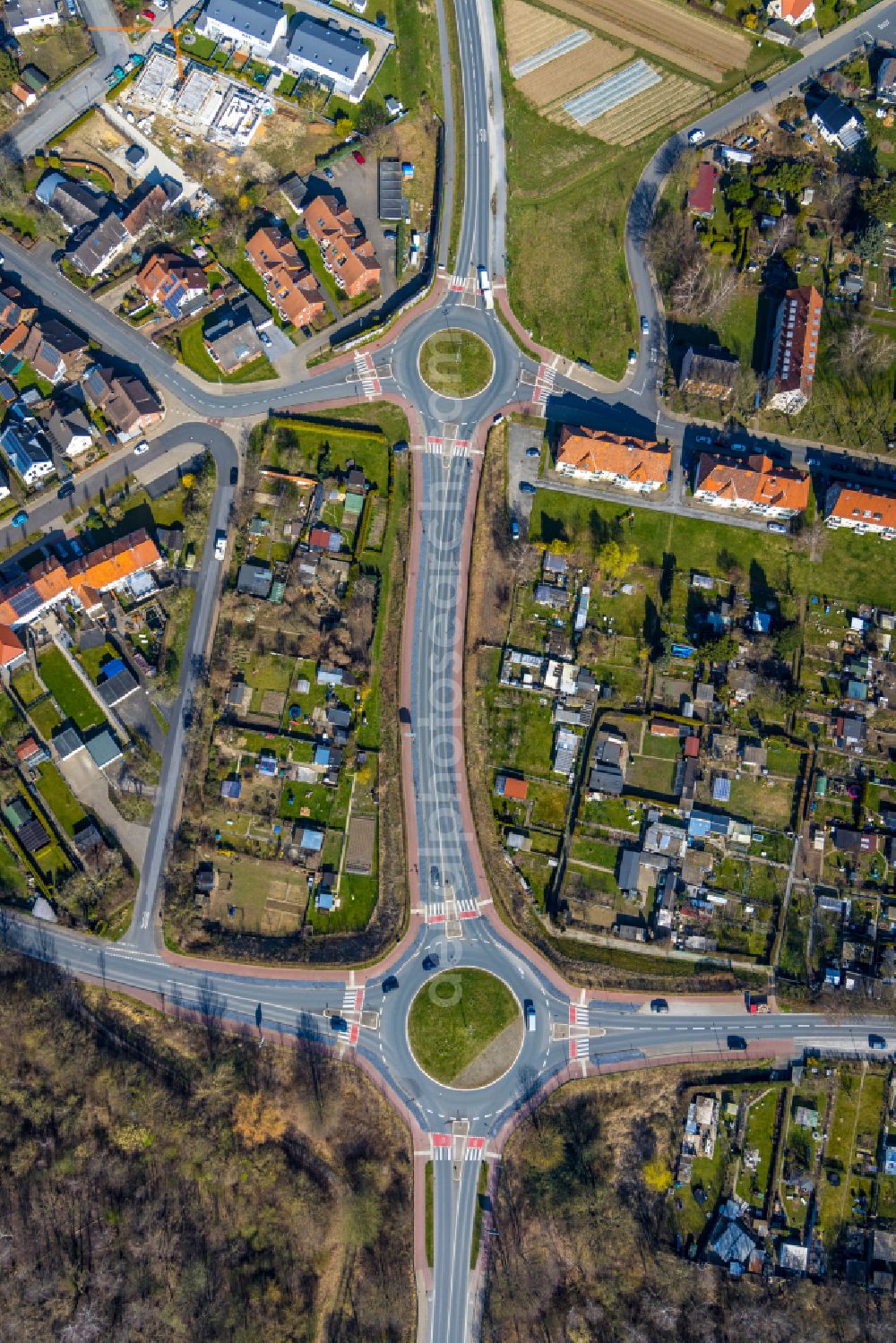 Vertical aerial photograph Soest - Vertical aerial view from the satellite perspective of the traffic management of the roundabout road Naugardenring - Sassendorfer Weg - Hermannstrasse in Soest in the state North Rhine-Westphalia, Germany