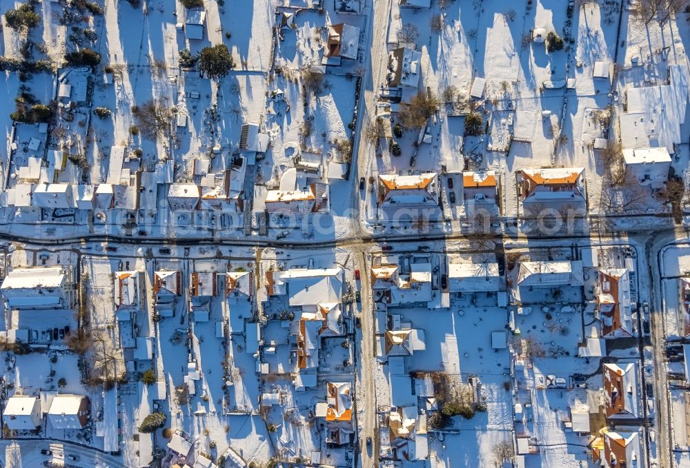 Vertical aerial photograph Soest - Vertical aerial view from the satellite perspective of the wintry snowy road over the crossroads Blumenstrasse - Medebacher Strasse - Muellingser Weg in Soest in the state North Rhine-Westphalia, Germany