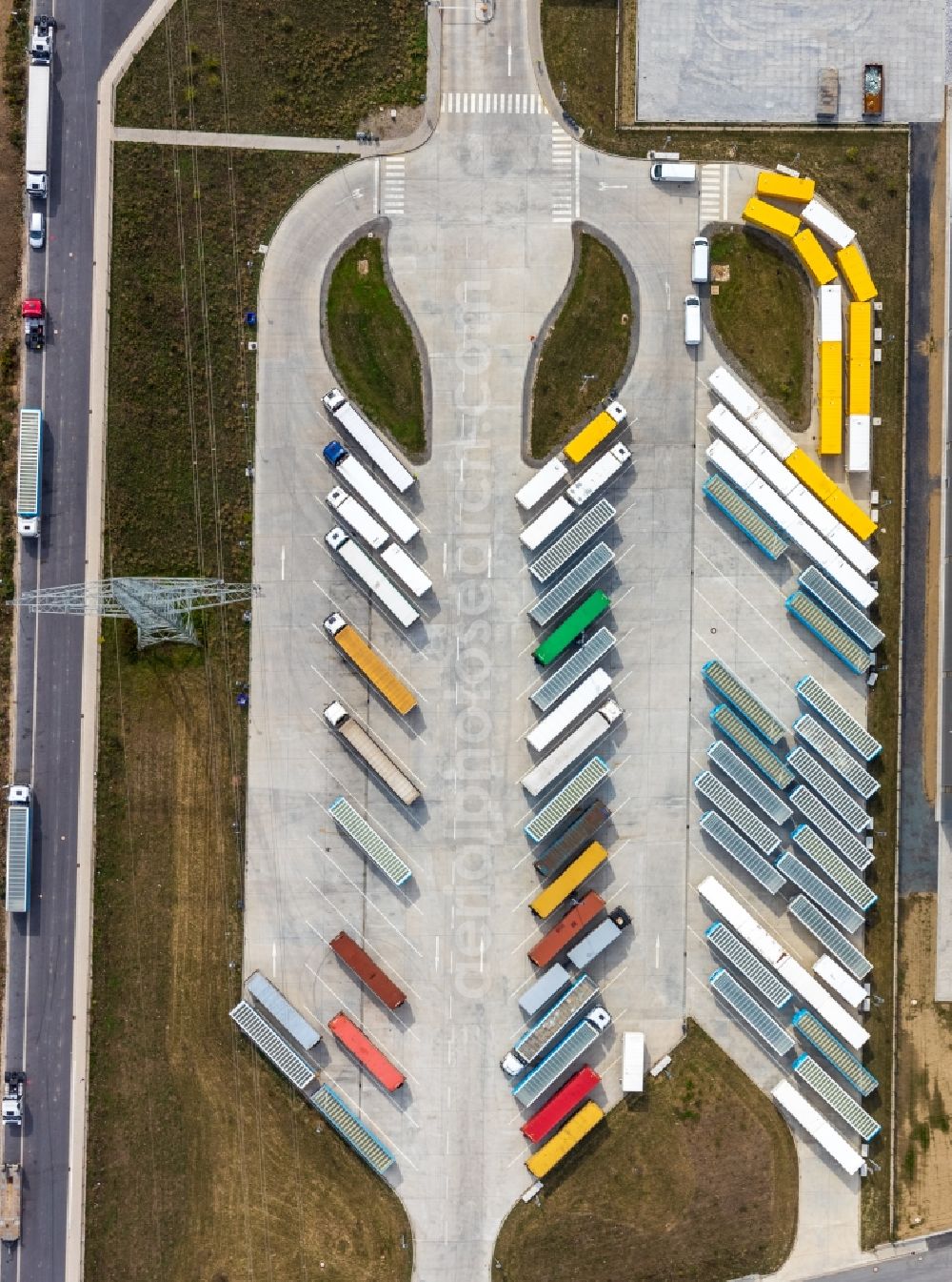 Vertical aerial photograph Werne - Vertical aerial view from the satellite perspective of the lorries and Truck storage areas and free-standing storage on Carl-Zeiss-Strasse in Werne in the state North Rhine-Westphalia, Germany