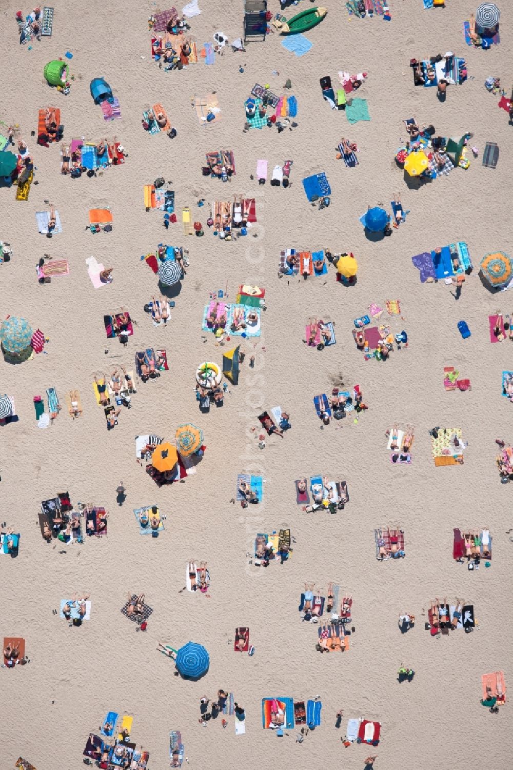 Vertical aerial photograph Erftstadt - Vertical aerial view from the satellite perspective of the Mass influx of bathers on the beach and the shore areas of the lake Liblarer See in Erftstadt in the state North Rhine-Westphalia, Germany