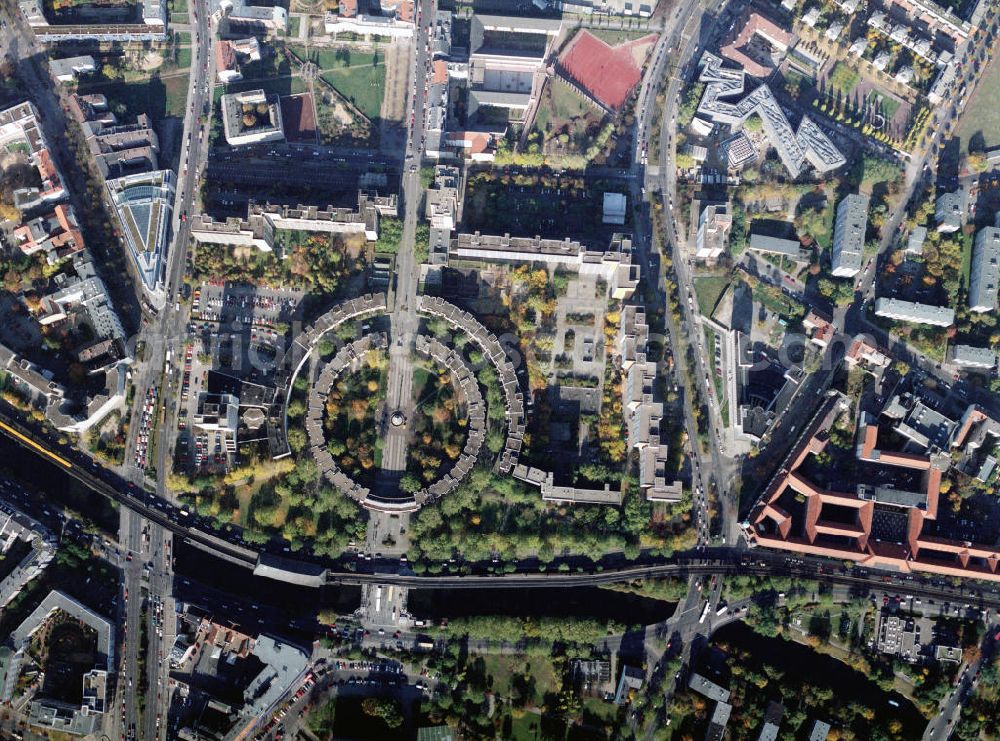 Vertical aerial photograph Berlin Kreuzberg - Senkrechtaufnahme - Senkrechtluftbild: Wohngebiet am Mehringplatz in Berlin-Kreuzberg. Vertical picture: Housing area at the public square Mehringplatz in Berlin-Kreuzberg.