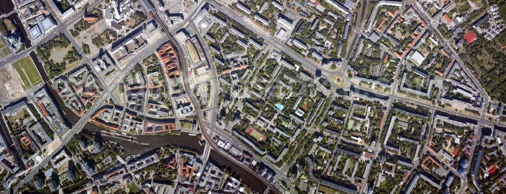 Vertical aerial photograph Berlin - Senkrechtaufnahme - Senkrechtluftbild vom Stadtteil Berlin-Mitte an der Grunerstraße Ecke Karl-Marx-Allee mit dem Straußberger Platz, sowie das Einkaufszentrum Alexa an der Alexan derstraße. Des weiteren erstreckt sich die Spree entlag des Märkischen Ufers nahe der Jannowitzbrücke.