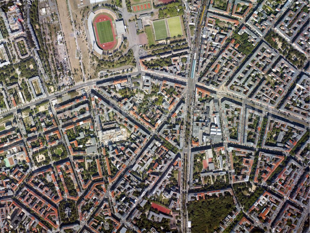 Vertical aerial photograph Berlin - Senkrechtaufnahme - Senkrechtluftbild vom Berliner Stadtteil Prenzlauer Berg im Bereich der Eberswalder Strasse, Schönhauser Allee, Jahnsportpark; Mauerpark, Schwedter Strasse.