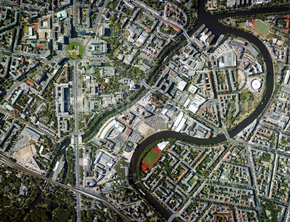 Vertical aerial photograph Berlin - Senkrechtaufnahme - Senkrechtluftbild der Bereiche Ernst-Reuter-Platz, Straße des 17. Juni, Bismarckstraße, Otto-Suhr-Allee, Einsteinufer, Salzufer in Charlottenburg, sowie der Spreebogen am Bereich Helmholtzstraße / Dovestraße in Moabit