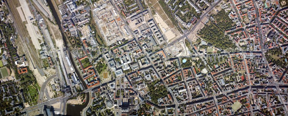 Vertical aerial photograph Berlin - Senkrechtaufnahme - Senkrechtluftbild vom Stadtteil Berlin-Mitte mit der Baustelle des BND / Bundesnachrichtendienst an der Chausseestraße