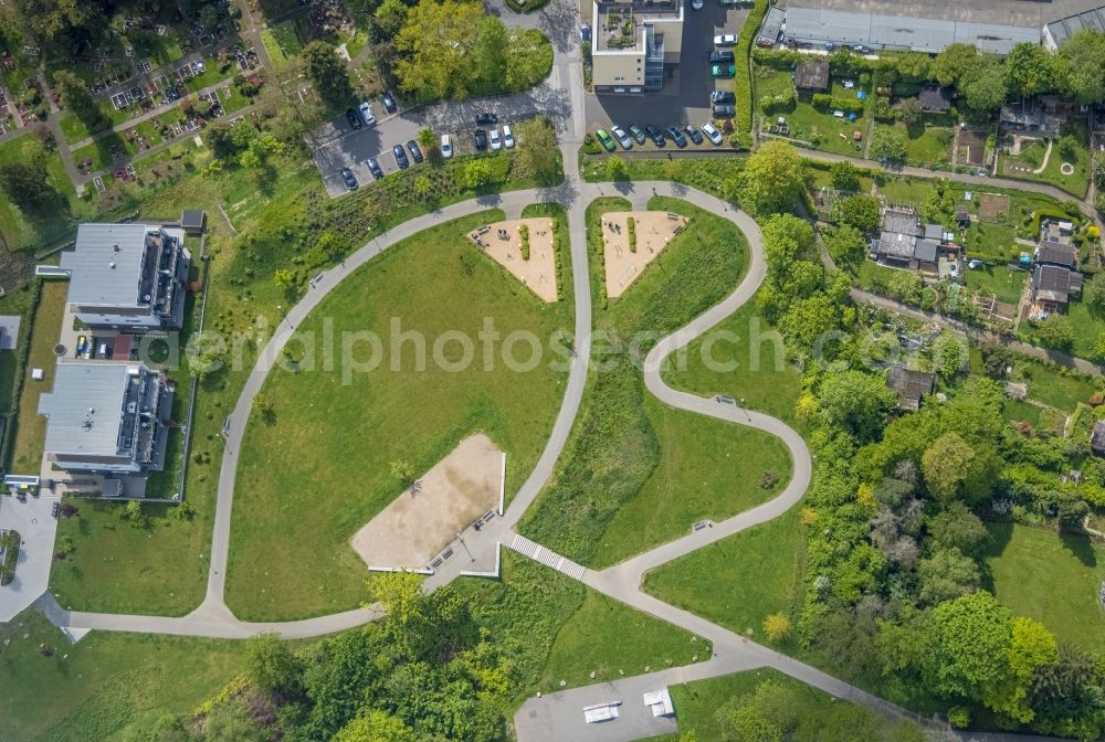 Vertical aerial photograph Heiligenhaus - Vertical aerial view from the satellite perspective of the park of Thormaelenpark in Heiligenhaus at Ruhrgebiet in the state North Rhine-Westphalia, Germany