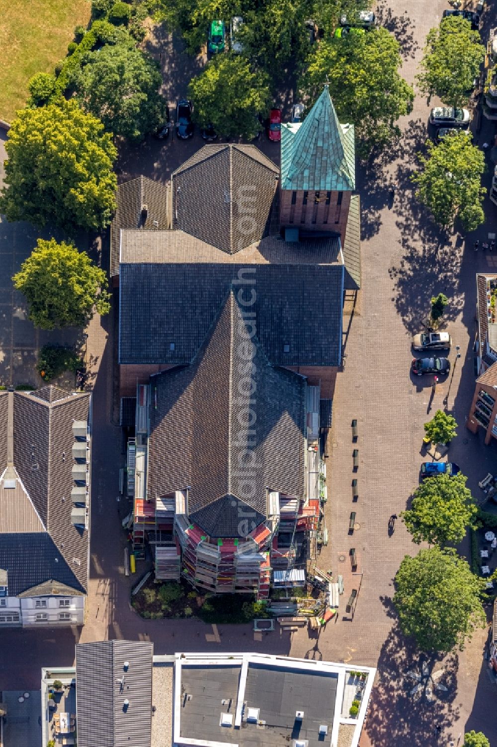 Vertical aerial photograph Dinslaken - Vertical aerial view from the satellite perspective of the renovation works on the church building of the Katholische Kirchengemeinde St. Vincentius Dinslaken in the Old Town- center of downtown in Dinslaken in the state North Rhine-Westphalia, Germany