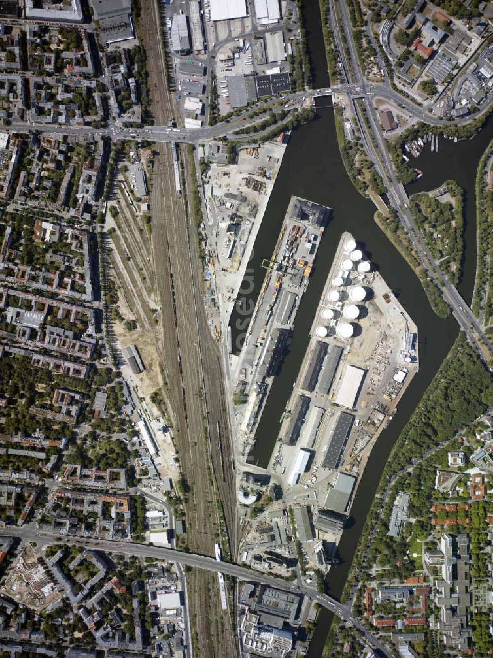 Vertical aerial photograph Berlin - Senkrechtaufnahme - Senkrechtluftbild aus 5000 ft Höhe vom Areal des Berliner Westhafens der BEHALA. Mit im Bild die Bereiche an der Siemensstrasse, Seestraße, Beusselstraße, Putlitzstrasse. BEHALA Berliner Hafen- u. Lagerhaus-Betriebe GmbH, Zentrale Westhafen an der Westhafenstraße 1 in 13353 Tiergarten