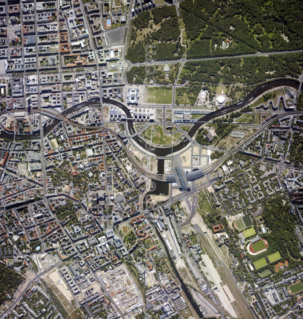 Vertical aerial photograph Berlin - Senkrechtaufnahme - Senkrechtluftbild aus 5000 ft Höhe von Berlin Mitte mit dem Pariser Platz, Brandenburger Tor, Reichstag, dem Hauptbahnhof am Spreebogen und dem Regierungsviertel.