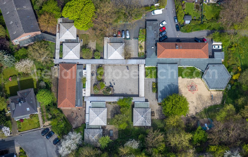 Vertical aerial photograph Witten - Vertical aerial view from the satellite perspective of the school building of the Pestalozzischule on street Beek in the district Bommern in Witten at Ruhrgebiet in the state North Rhine-Westphalia, Germany