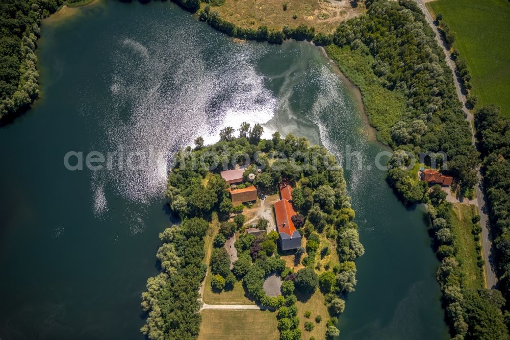 Vertical aerial photograph Wadersloh - Vertical aerial view from the satellite perspective of the Lake Island on the Baggersee in Wadersloh in the state North Rhine-Westphalia, Germany