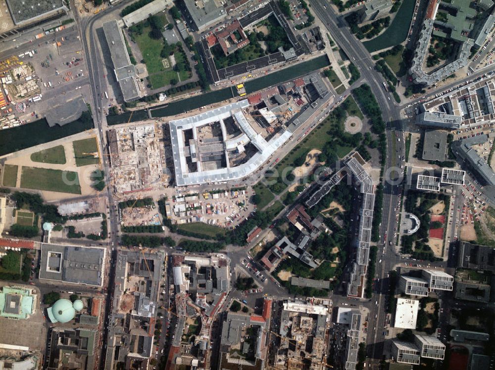 Vertical aerial photograph Berlin - Senkrechtaufnahme - Senkrechtluftbild: Baustelle am Außenministerium / Auswärtiges Amt nahe dem Schlossplatz. Vertical picture: Construction site at the foreign ministry in the near of the castle square.