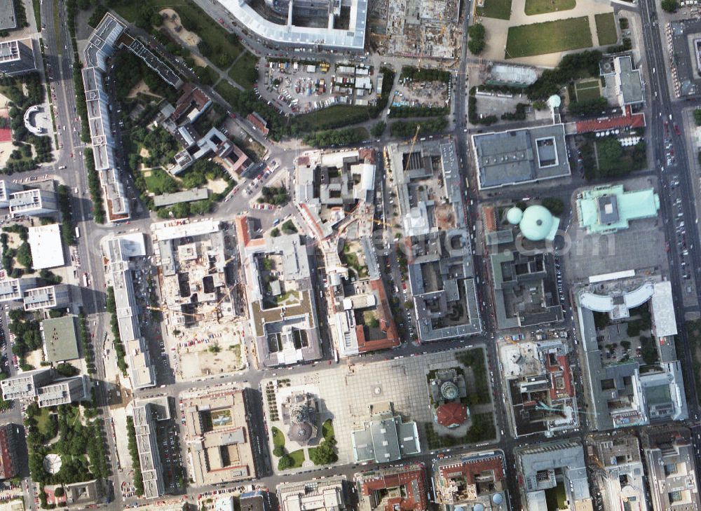 Vertical aerial photograph Berlin - Senkrechtaufnahme - Senkrechtluftbild vom Bereich der Berliner Stadtmitte mit den Baustellen am Hausvogteiplatz , Taubenstraße. Mit im Bild der Gendarmenmarkt mit Deutschem und Französischem Dom.