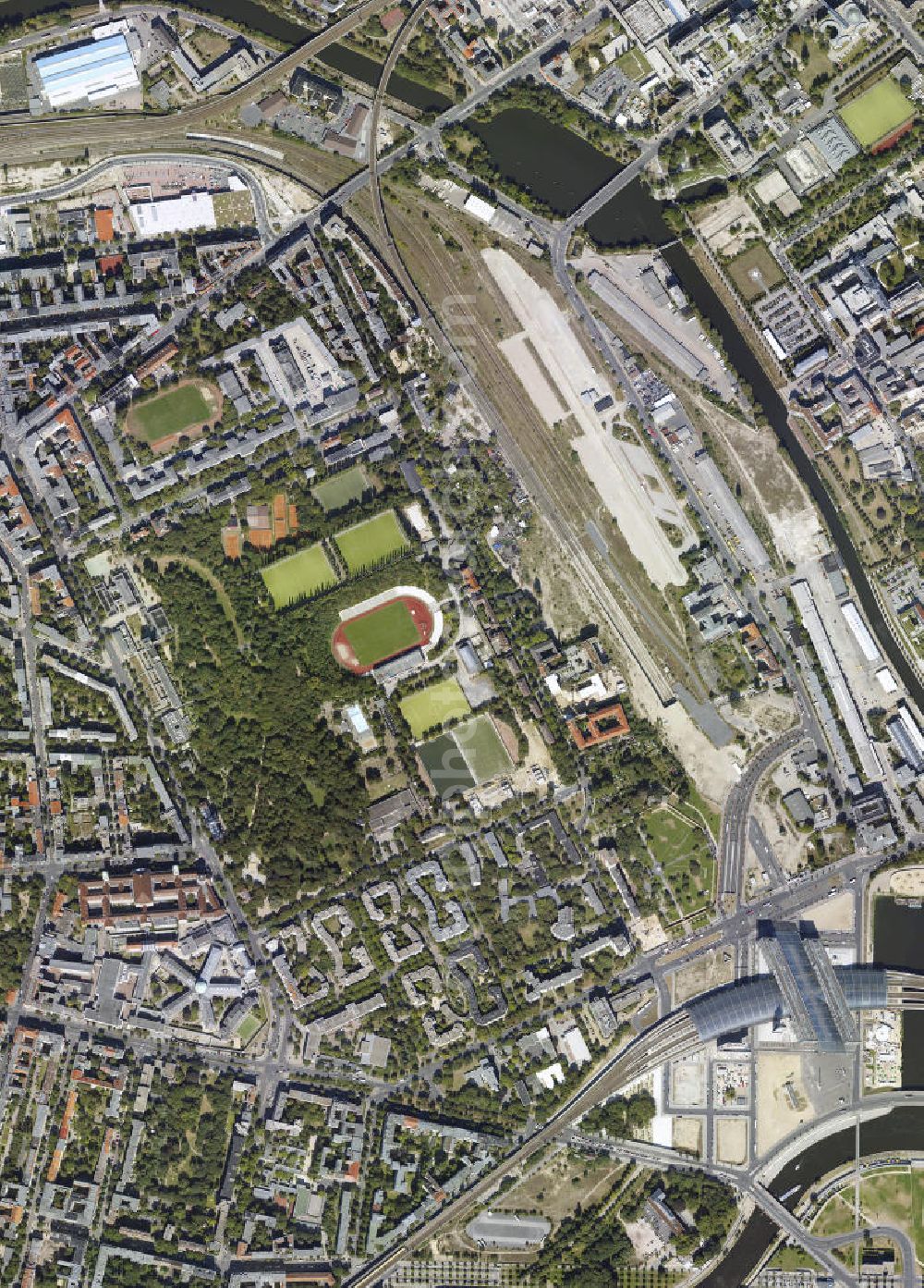 Vertical aerial photograph Berlin - Senkrechtluftbild von dem Berliner Hauptbahnhof und dem Stadtteil Moabit mit einem Wohn- und Industriegebiet.