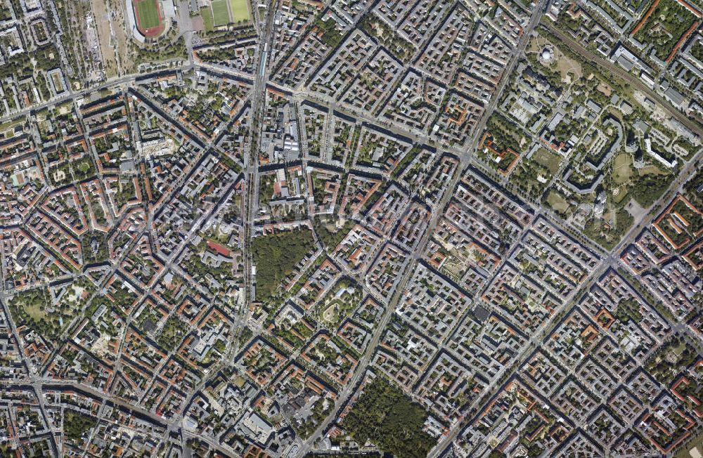 Vertical aerial photograph Berlin - Senkrechtluftbild von dem Berliner Stadtbezirk Pankow mit dem Ortsteil Prenzlauer Berg. Die Schönhauser Allee verläuft parallel zur Prenzlauer Allee und Greifswalder Straße und ist eine bedeutende Verkehrsachse vom Schönhauser Tor in den Norden von Berlin. Das Vivantes Klinikum Prenzlauer Berg (rechts im Bild) ist ein Akademisches Lehrkrankenhaus der Charité.