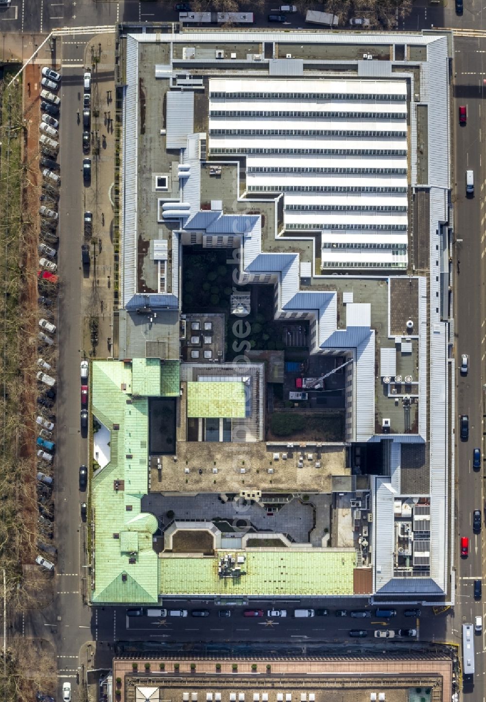 Vertical aerial photograph Düsseldorf - Look at the architecture of the roof Girardet Haus in Dusseldorf in the Rhineland. The Girardet House is a bureau of and commercial building