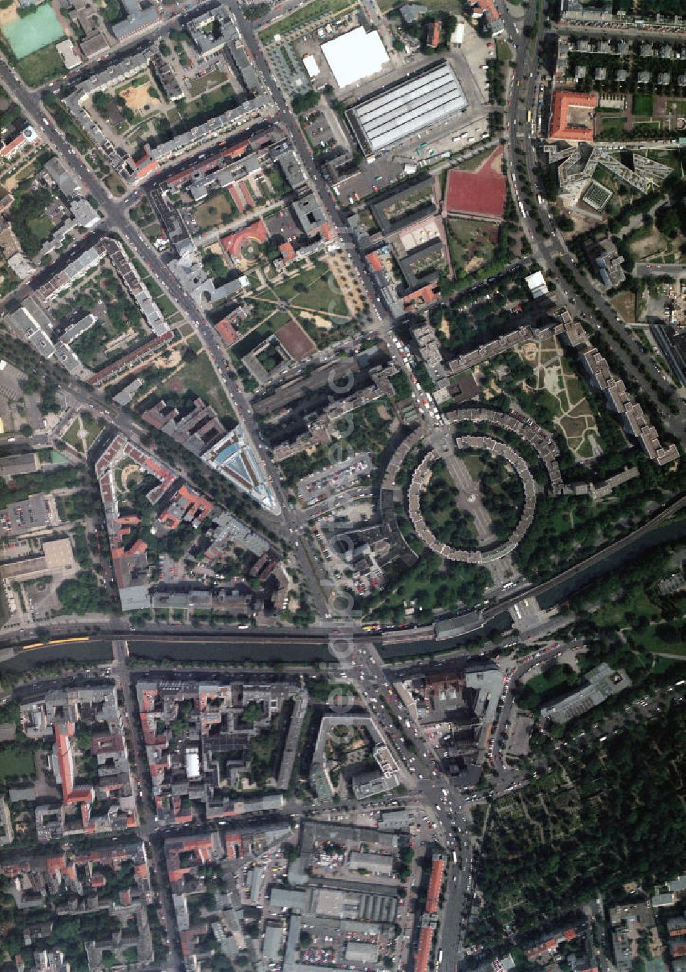 Vertical aerial photograph Berlin - Senkrechtaufnahme - Senkrechtluftbild: Wohngebiet am Mehringplatz in Berlin-Kreuzberg. Vertical picture: Housing area at the public square Mehringplatz in Berlin-Kreuzberg.