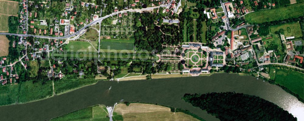 Vertical aerial photograph Dresden Pillnitz - Senkrechtaufnahme - Senkrechtluftbild vom Schloss Pillnitz. Pillnitz ist ein früherer Vorort (Eingemeindung 1950) und heutiger Stadtteil von Dresden im Ortsamtsbereich Loschwitz. Zusammen mit Hosterwitz bildet Pillnitz den statistischen Stadtteil Hosterwitz/Pillnitz. Es ist in seiner gesamten Struktur dörflich erhalten, gehört zur Großlage Elbtal des sächsischen Weinanbaugebiets und liegt am rechten Elbufer etwa 15 km vom Stadtzentrum entfernt. Der Stadtteil, zu dem auch noch weitere Dörfer, zum Beispiel Hosterwitz und Söbrigen gehören, hatte Ende 2004 eine Einwohnerzahl von 3.332 Einwohnern.