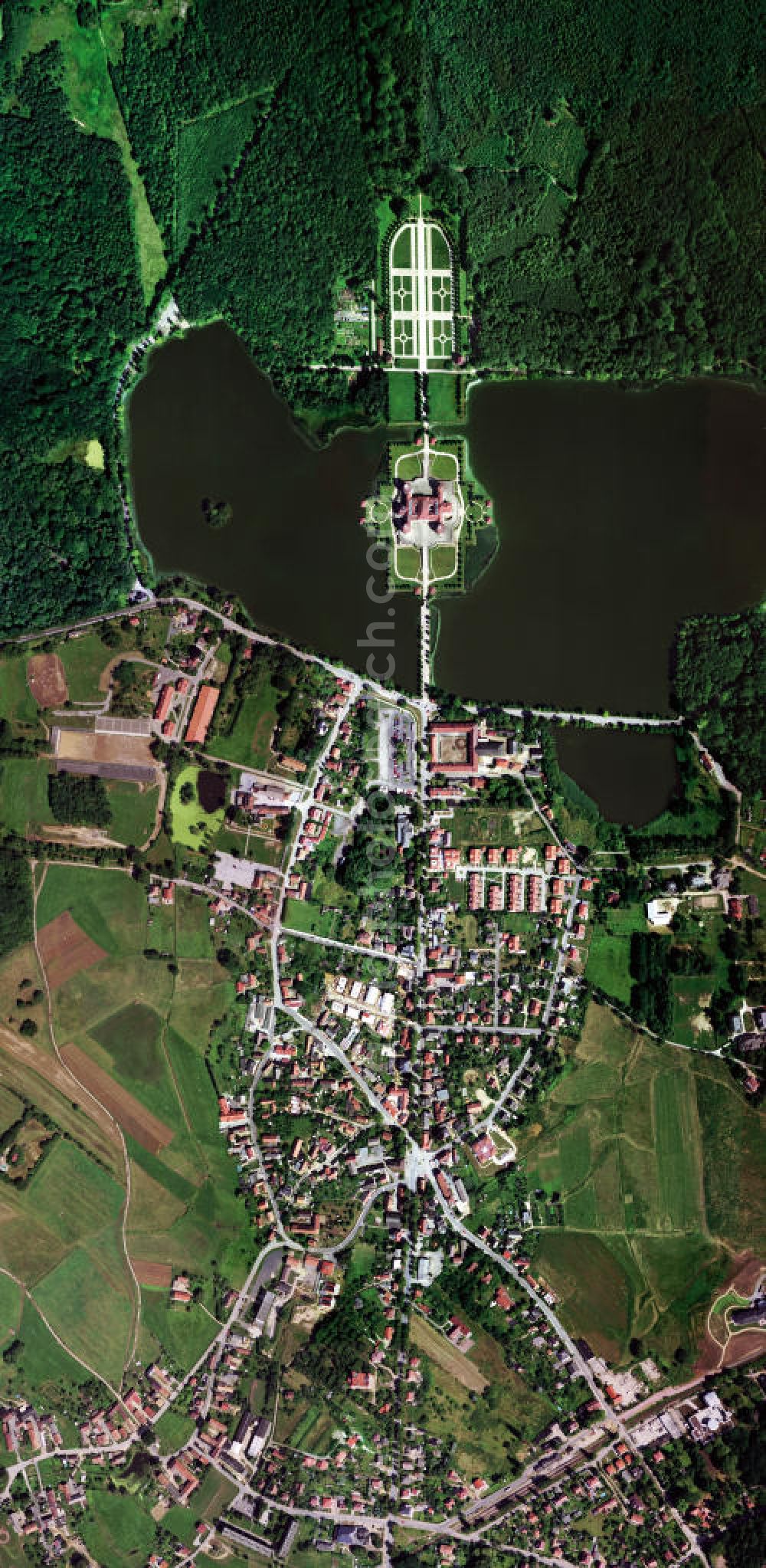 Vertical aerial photograph MORITZBURG - Senkrechtaufnahme - Senkrechtluftbild der Stadt Moritzburg mit dem Schloss Moritzburg. Moritzburg ist eine Gemeinde in Sachsen, die bis 1934 den Namen Eisenberg trug. Sie ist vor allem durch ihr Jagd- und Barockschloss bekannt. Moritzburg liegt inmitten des Landschaftsschutzgebietes Friedewald und Moritzburger Teichgebiet. Dieses Gebiet umfasst 22 Moritzburger Teiche mit etwa 418 ha Wasserfläche.