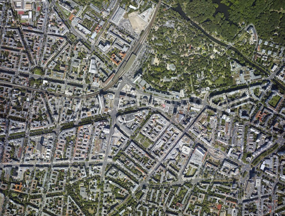 Vertical aerial photograph Berlin - Senkrechtluftbild vom Zoologischer Garten mit der Budapester Straße und dem Kurfürstendamm in Berlin Charlottenburg-Wilmersdorf. Der Berliner Zoo befindet sich neben dem Tiergarten am Bahnhof Zoologischer Garten. Der Kurfürstendamm ist eine bekannte Hauptverkehrsstraße mit zahlreichen Einkaufsmöglichkeiten, die vom Breitscheidplatz mit der Kaiser-Wilhelm-Gedächtniskirche bis zum Rathenauplatz in Grunewald führt.