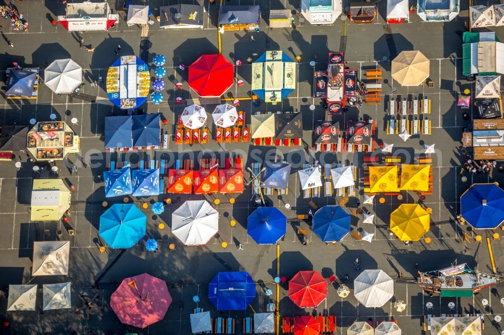 Vertical aerial photograph Siegen - Vertical aerial view from the satellite perspective of the Siegen Bierboerse in the parking lot on the Bismarckstrasse in Siegen in the state of North Rhine-Westphalia, Germany