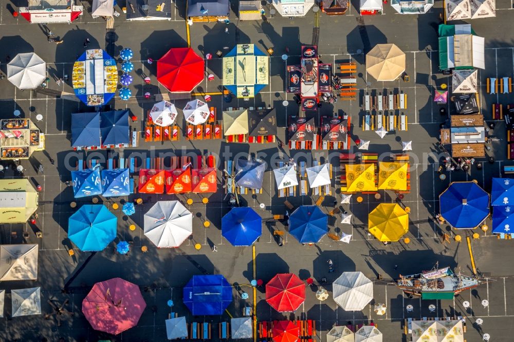 Vertical aerial photograph Siegen - Vertical aerial view from the satellite perspective of the Siegen Bierboerse in the parking lot on the Bismarckstrasse in Siegen in the state of North Rhine-Westphalia, Germany