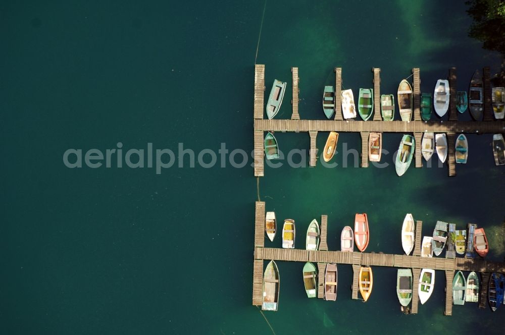 Vertical aerial photograph Köln - Vertical aerial view from the satellite perspective of the Pleasure boat marina with docks and moorings on the shore area of Escher See in Cologne in the state North Rhine-Westphalia, Germany